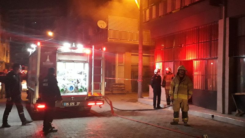İzmir'de marangoz atölyesinde yangın çıktı