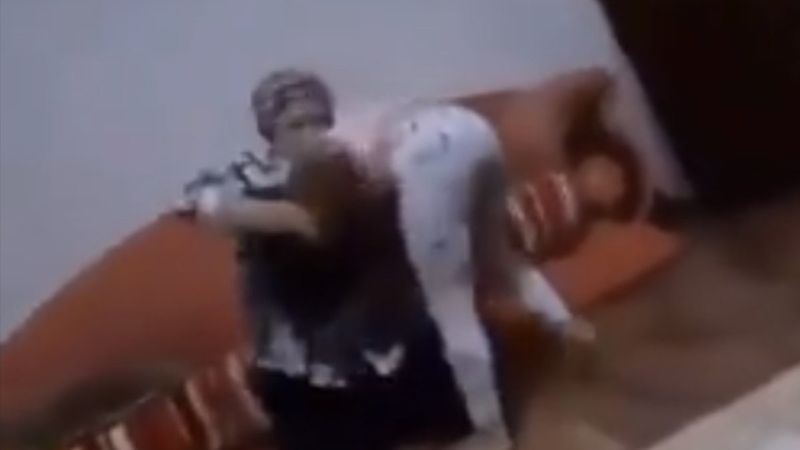 Çocuğuna şiddet uygulayan kadının görüntüleri sosyal medyayı ayağa kaldırdı