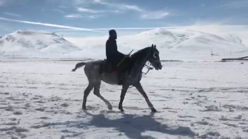 Kars'ta kar üzerinde cirit gösterisi