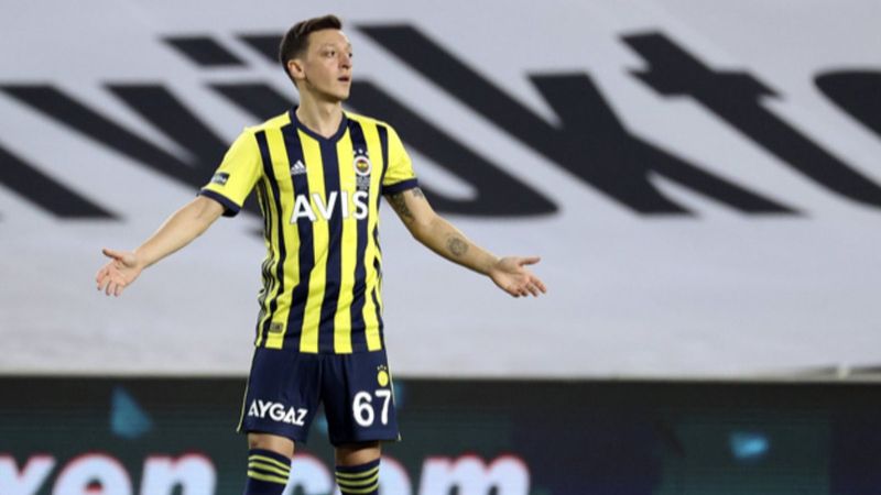 Mesut Özil, Fenerbahçe'de ilk derbi maçta üzüldü