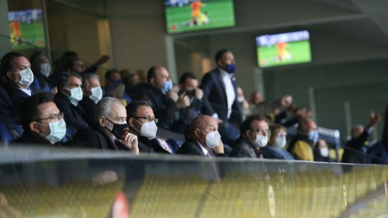 Derbide protokol tribününde gerginlik