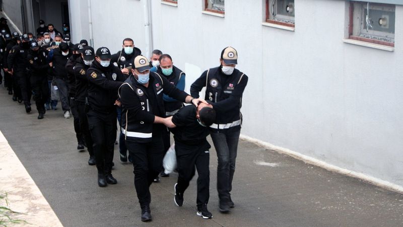 Adana'daki çete lideri, silahlarını eşlerinin çantasına gizledi