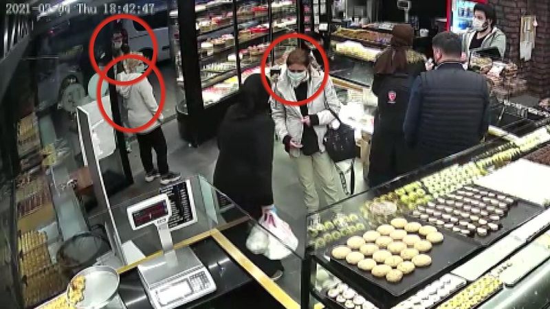 Esenler'de fırında kadının cep telefonu ve cüzdanını çaldılar