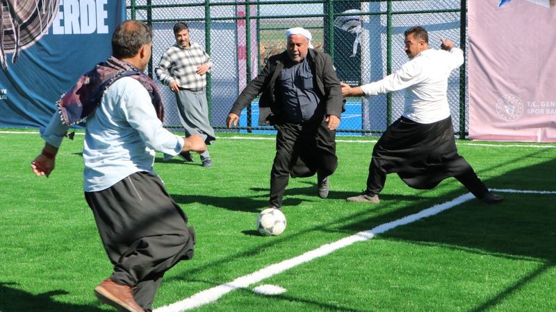 Viranşehir'de şalvarlı sporcular halı saha ve tenis kortuna kavuştu