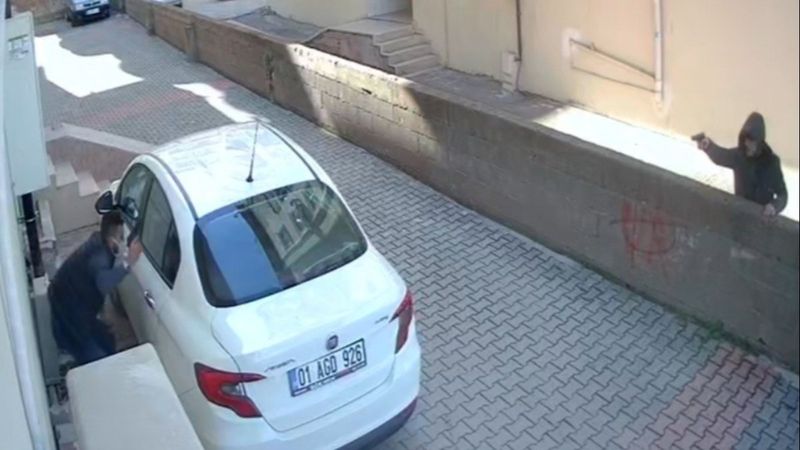 Osmaniye'de apartman girişinde silahlı çatışma anı