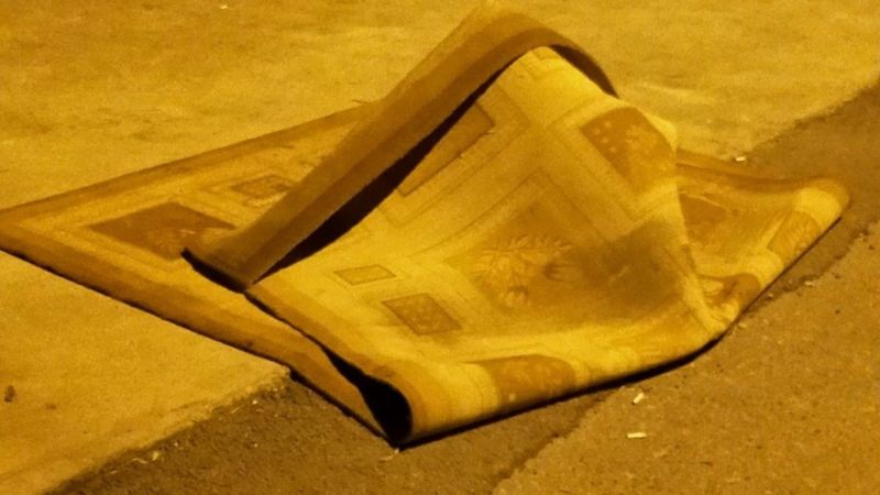 İstanbul'da polislere uyuşturucu sarılı halı fırlatıldı