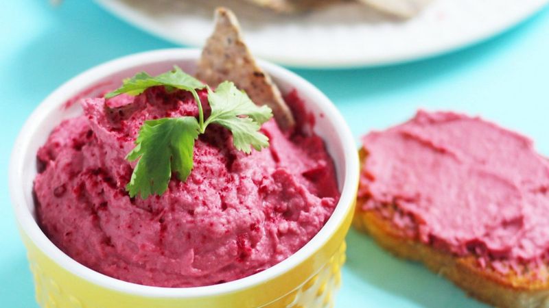 Renkli bir atıştırmalık: Fırınlanmış pancarlı humus