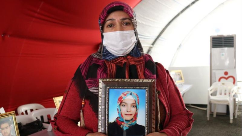 Diyarbakır'da evlat nöbeti tutan anneden HDP'ye tepki