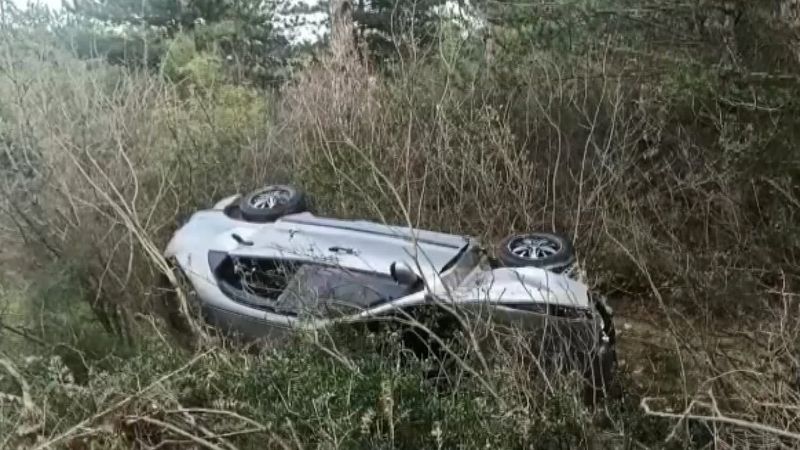 Bursa'da kontrolden çıkan otomobil, çalılık alana uçtu