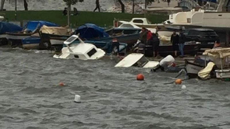 İstanbul ve İzmir'de fırtına çatıları uçurdu, tekneleri batırdı