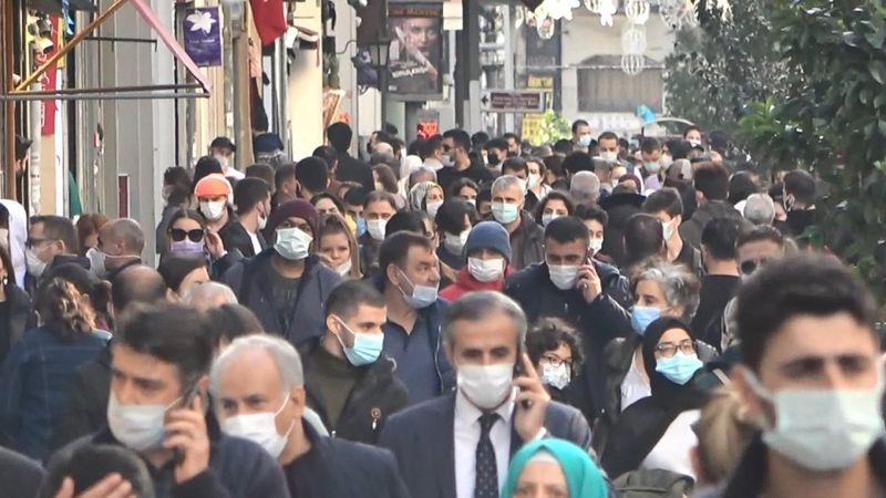 İstiklal Caddesi’nde koronavirüs unutuldu