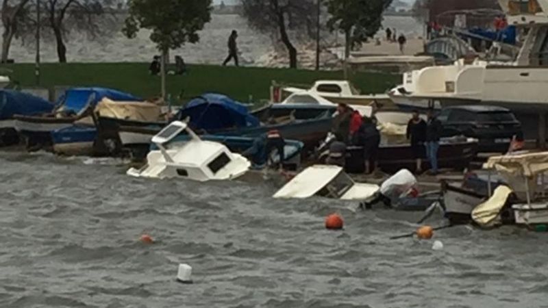 İzmir’de fırtına denizi taşırdı