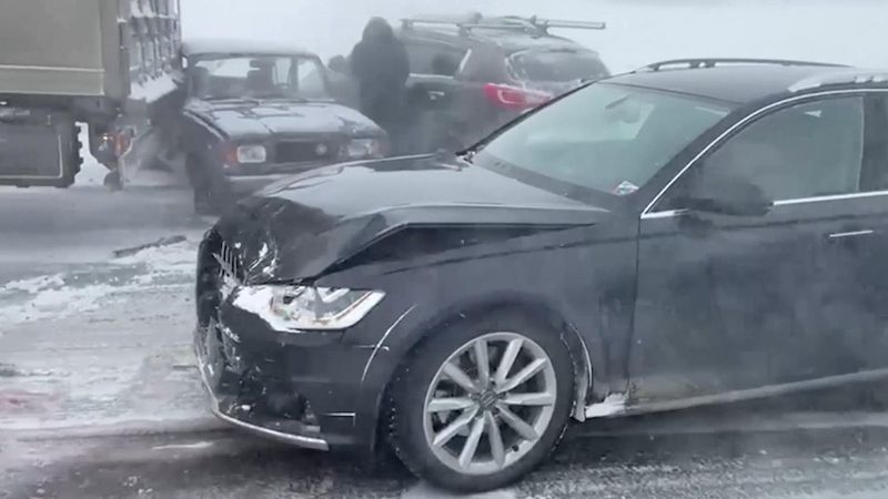 Rusya'da kayganlaşan yolda zincirleme kaza