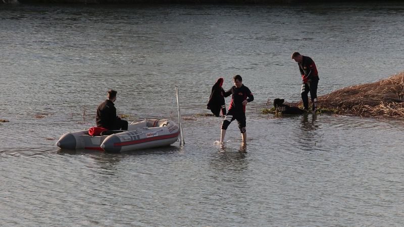 Tokat'ta çayda mahsur kalan köpek botla kurtarıldı