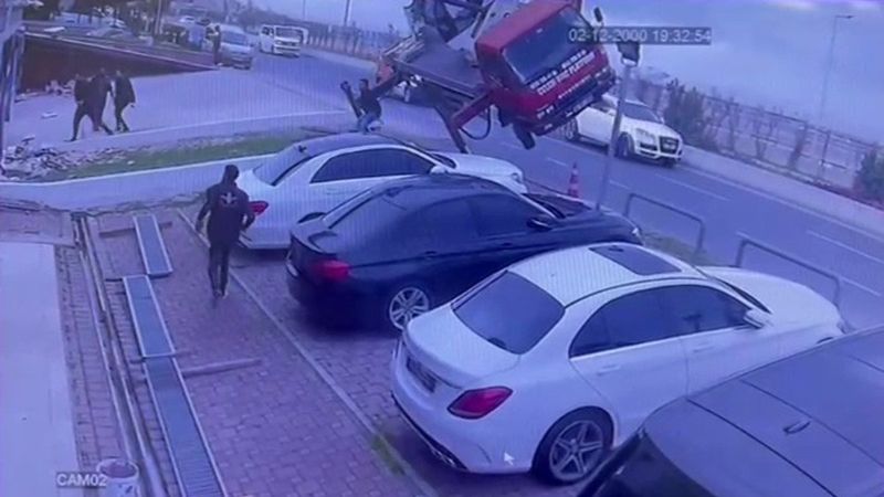 İstanbul’da binaya dış cephe temizliği yapan vinç devrildi