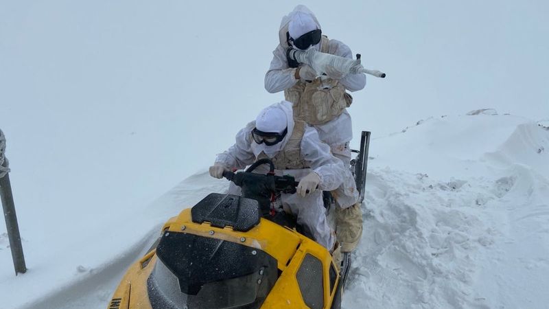 Mehmetçik, Çukurca'nın karlı zirvelerinde