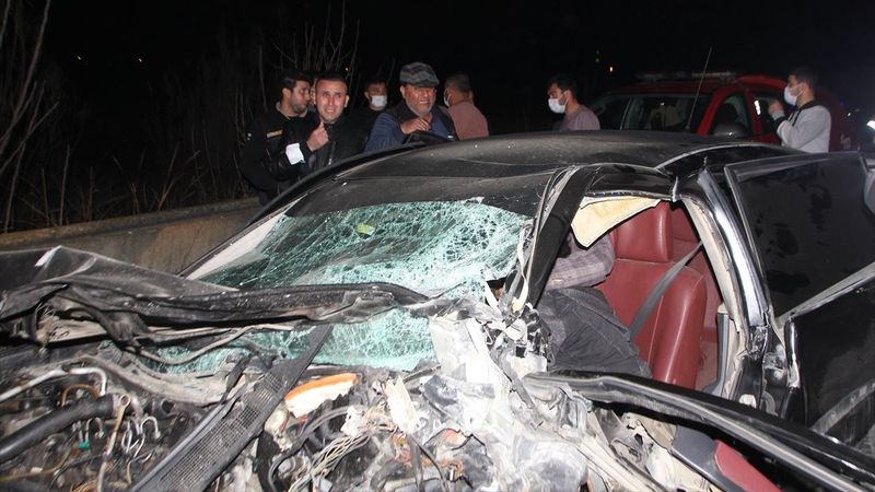 Antalya'da 2 otomobil çarpıştı: 6 ölü