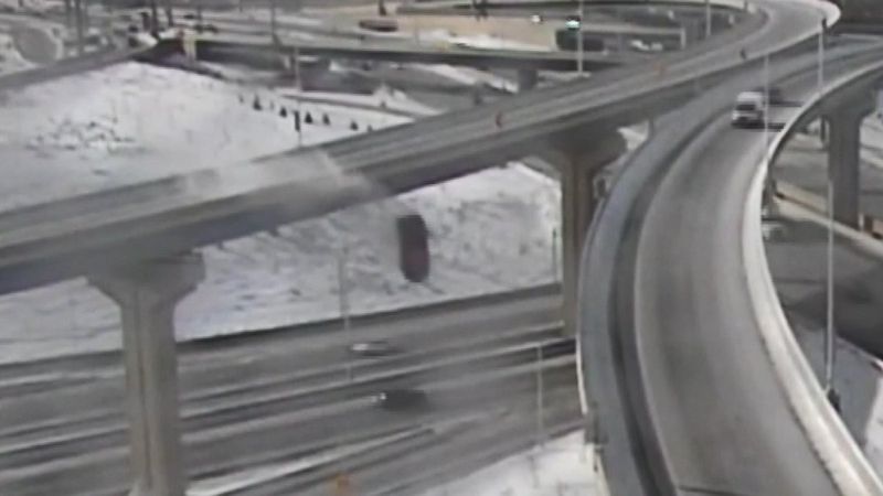 ABD’de 21 metre yükseklikteki üst geçitten kamyonet düştü