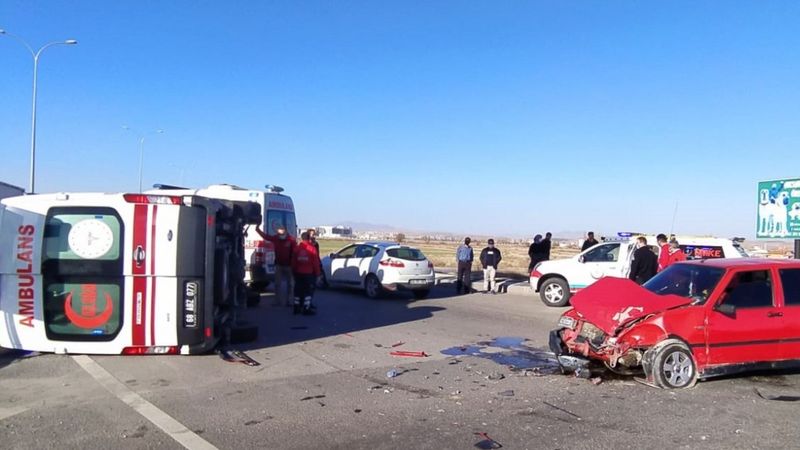 Aksaray'da şerit ihlali yapan otomobil ambulansa çarptı
