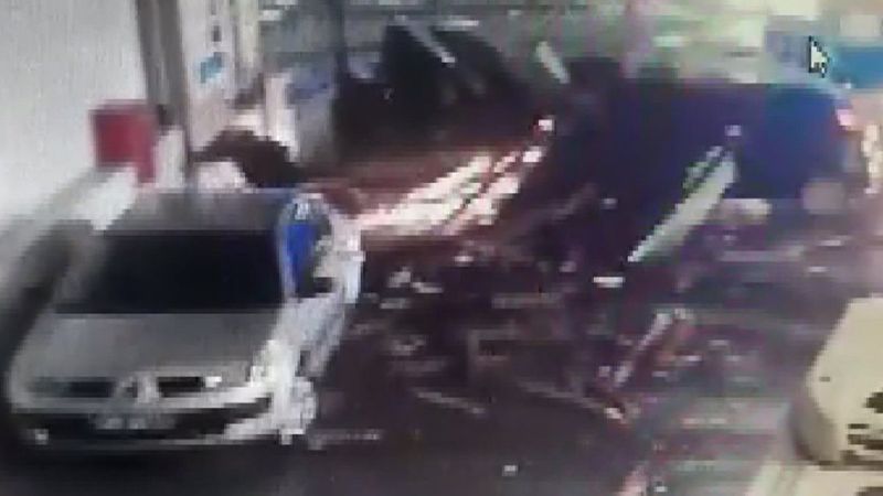 Sultangazi'de üzerine çatı düşen adam yaralandı