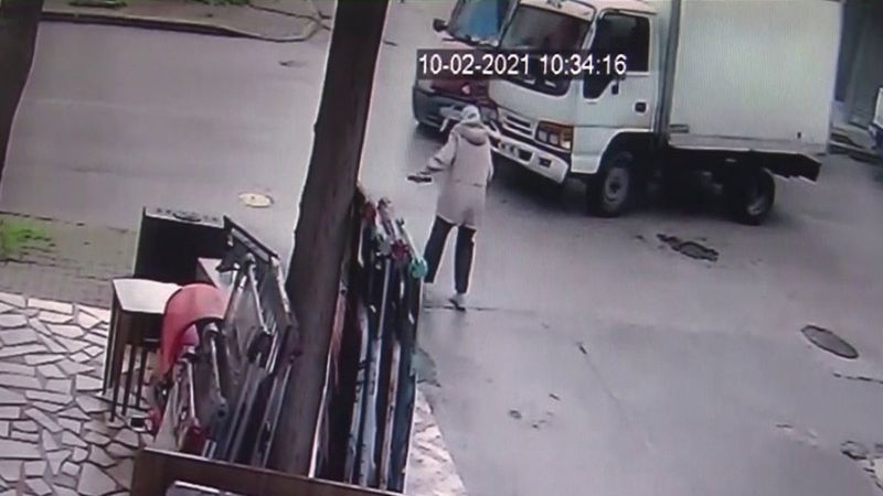 İzmir’de iki aracın altında kalmaktan son anda kurtuldu