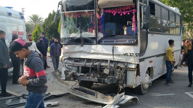 Hatay'da tarım işçilerini taşıyan midibüsler çarpıştı: 6 yaralı