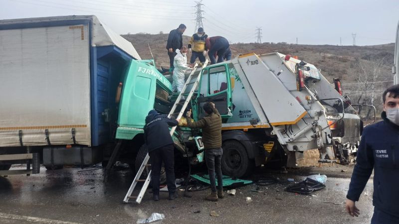 Ankara'da tır ile çöp kamyonu çarpıştı: 6 yaralı