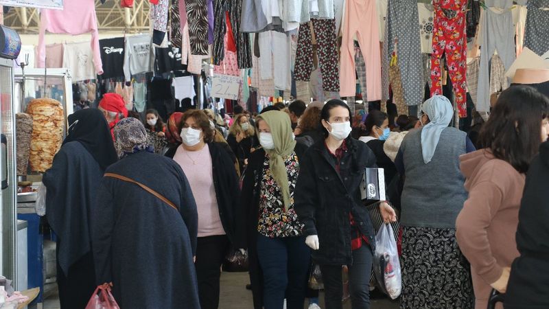 Antalyalılar pazarlara akın etti