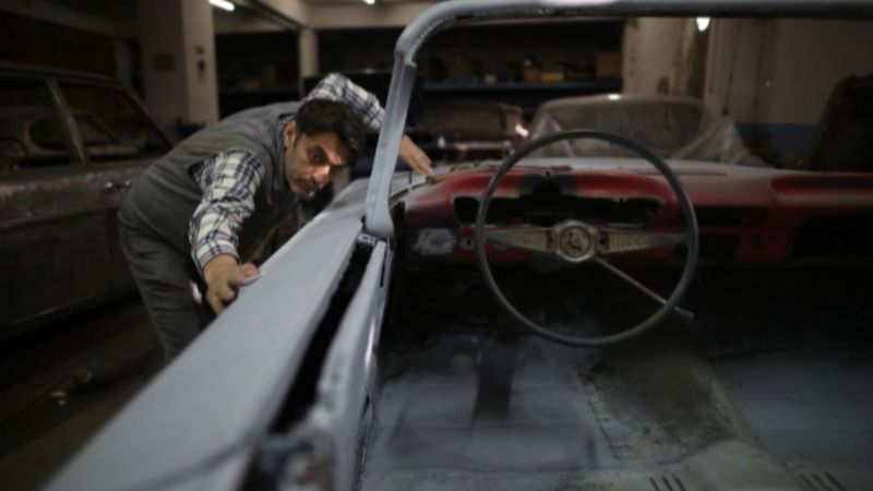 Bursa'da bir kaporta ustası çürümüş araçları ilk günkü haline kavuşturuyor