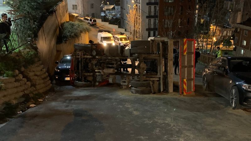 Kağıthane'da inşaata kum döken kamyon devrildi