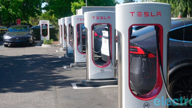 Tesla'nın Çin'de kurduğu şarj istasyonu fabrikası üretime başladı