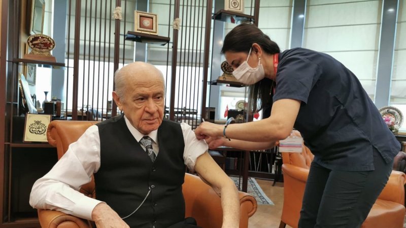 Devlet Bahçeli'nin ikinci doz korona aşısı yapıldı