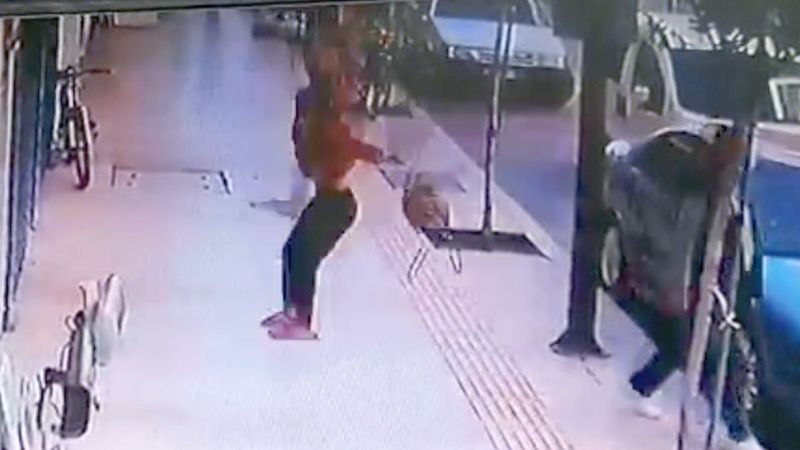 Antalya'da balkondan düşen kadın kamerada