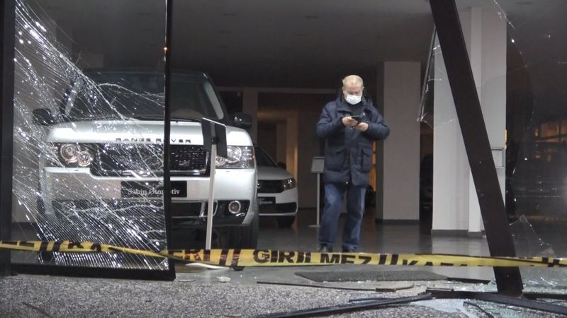 Bursa'da 500 bin liralık aracı, cam vitrini kırarak çaldılar
