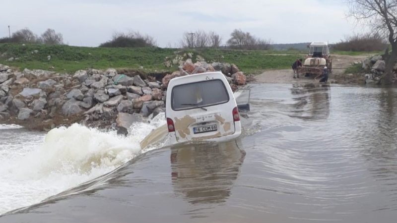 Bursa'da dere üzerindeki köprüden geçerken akıntıya kapıldılar