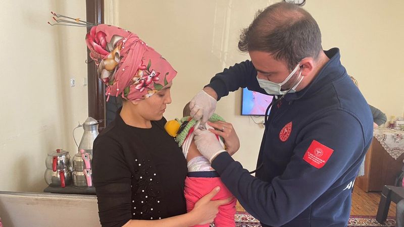 Aksaray'da boğazına meyve kaçan Aysima bebek, telefonda anlatılan teknikle kurtarıldı