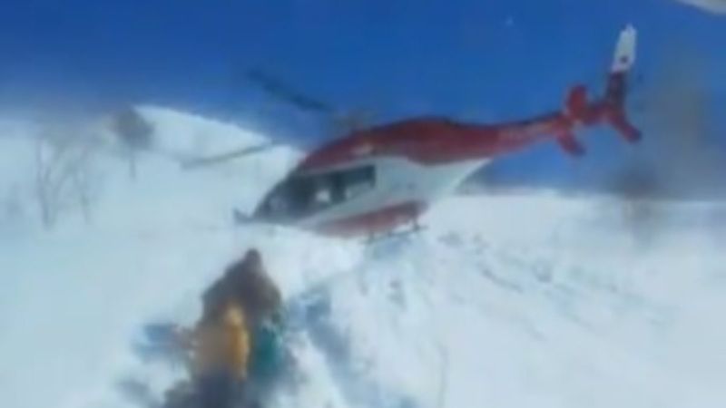 Van'da ulaşımı kapanan köyden hastayı helikopter aldı