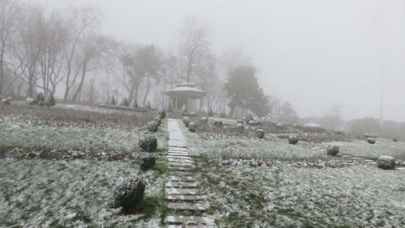 Çamlıca Tepesi beyaza büründü