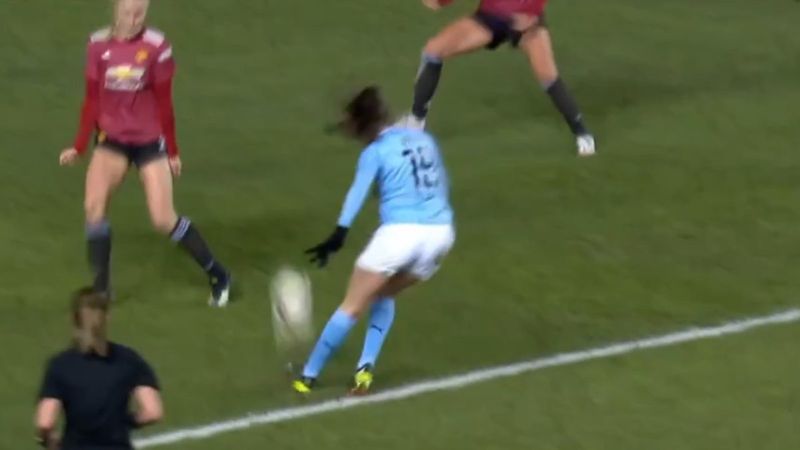 Manchester Cityli kadın futbolcudan klas gol