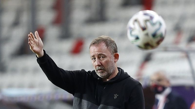 Beşiktaş'ta savunmaya orta sahadan takviye