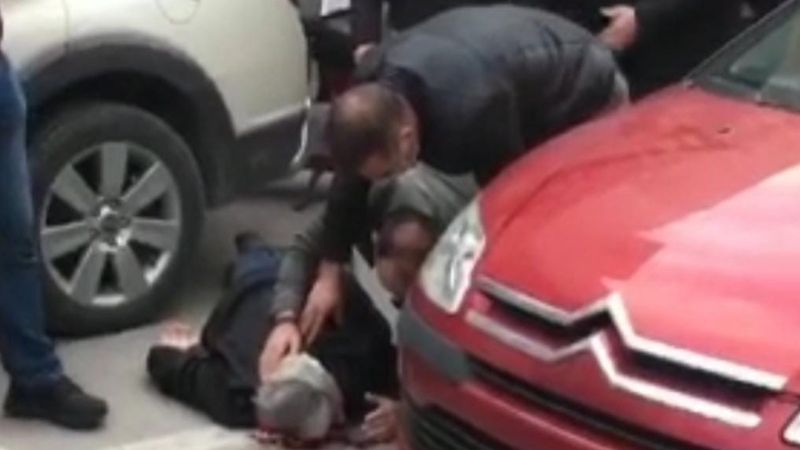 Bursa'da yolun karşısına geçmek isteyen adama araba çarptı