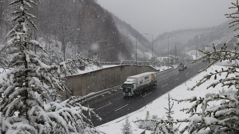 Bolu Dağı'nda kar yağışı etkili oldu