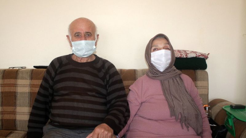 Burdur'da göremeyen eşinin eli ayağı oldu