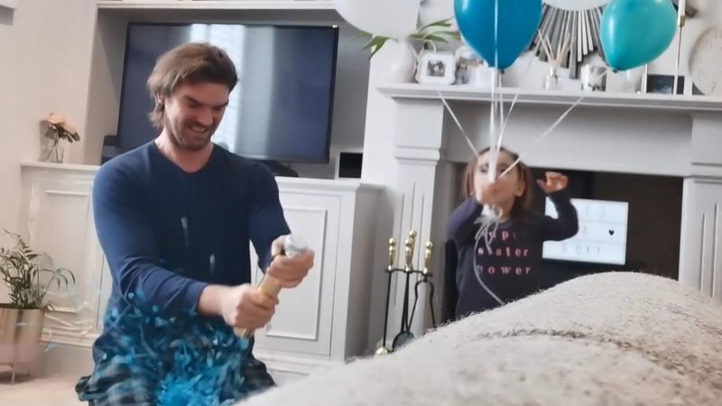 İngiltere’deki baba, cinsiyet partisinde konfetiyi kasıklarına patlattı