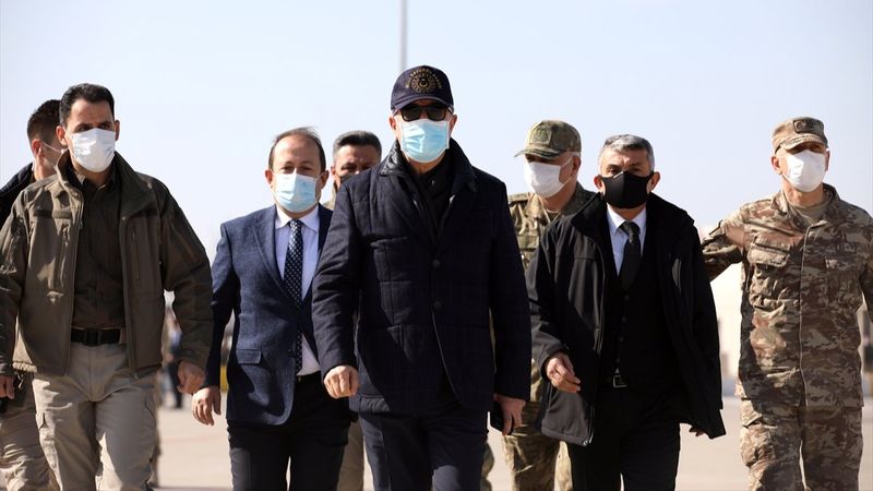 Hulusi Akar'dan, sınır hattındaki birliklerde denetleme