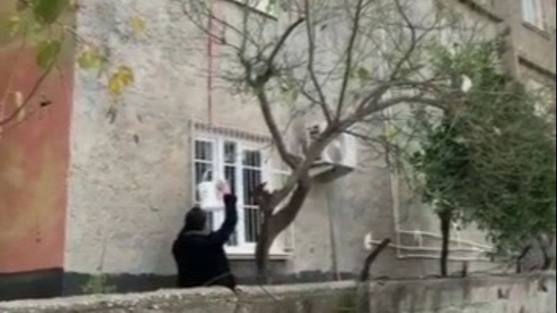 Adana'da pencereden sepet sarkıtarak uyuşturucu sattı