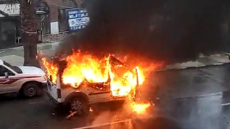 Manisa'da alev alan araç dakikalar içinde kül oldu