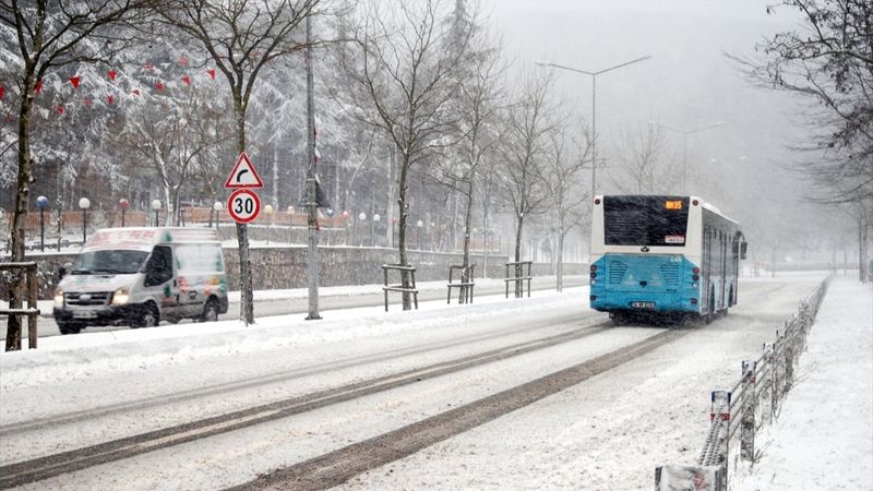 İstanbul'da eğitime kar engeli