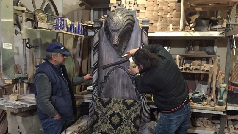 Azeri iş kadını eşi için Bursa'da taht yaptırdı