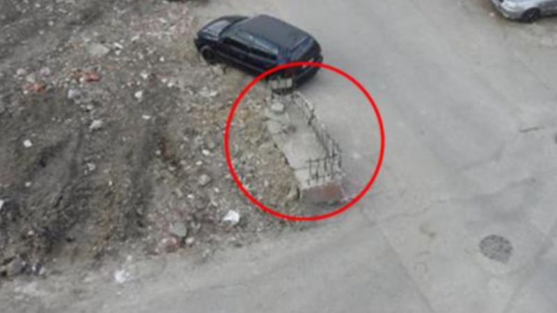 Çorum'da sokak ortasında kalan türbeyi görenler başında durup dua ediyor